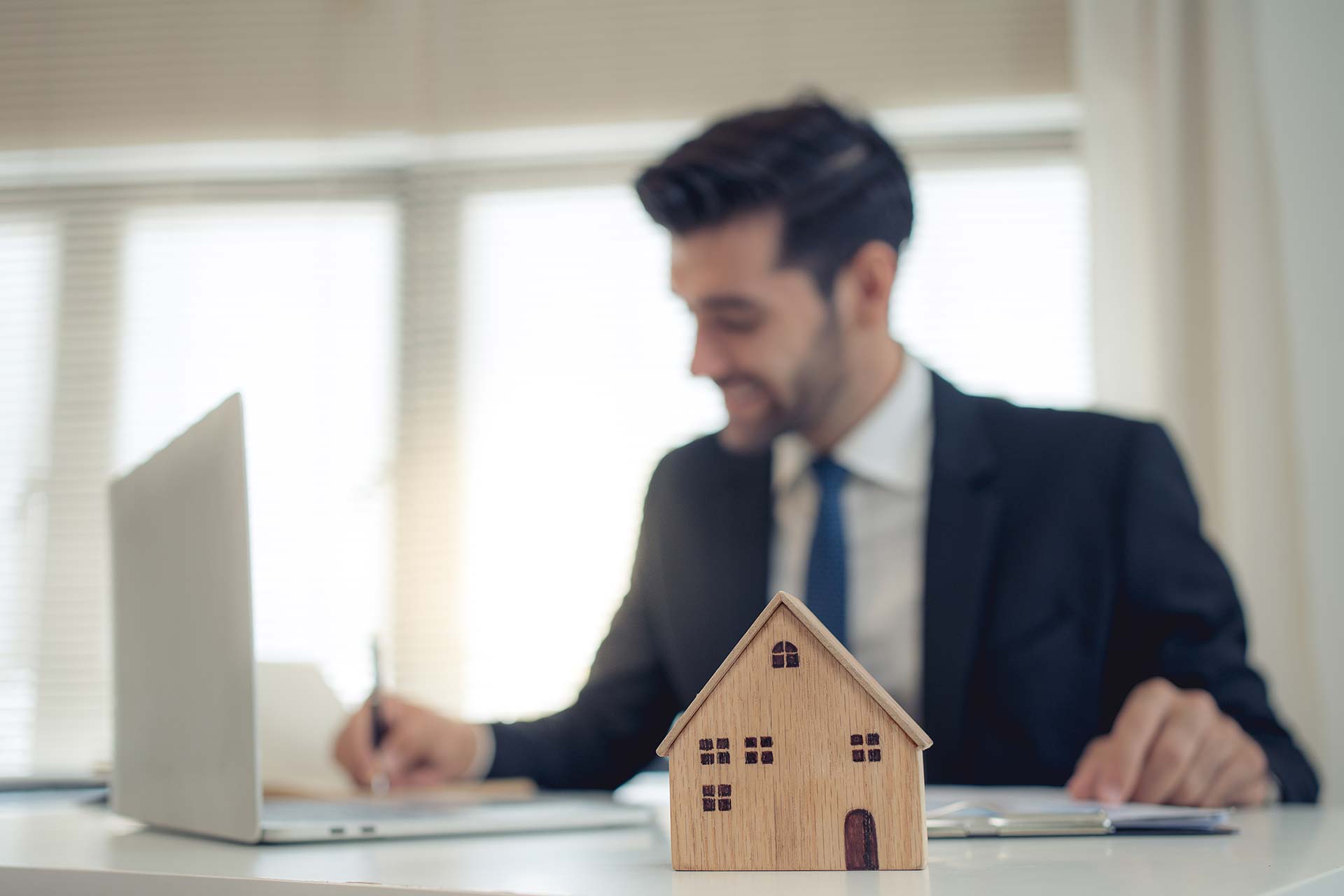 Immobilienmakler am Schreibtisch bei seiner Arbeit