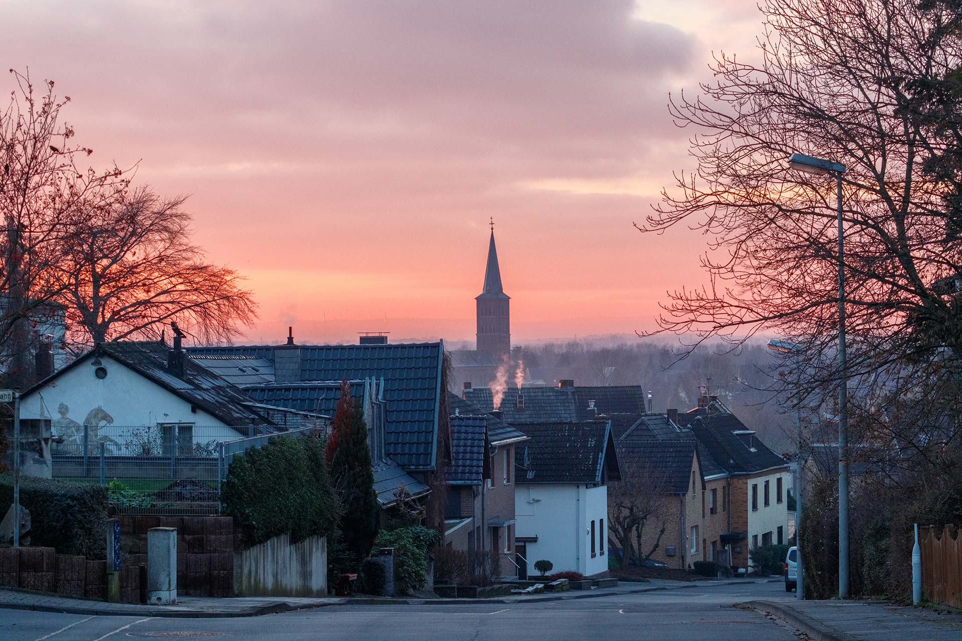 Blick auf eine Straße vom Verkaufsgebiet Erftstadt im Abendrot