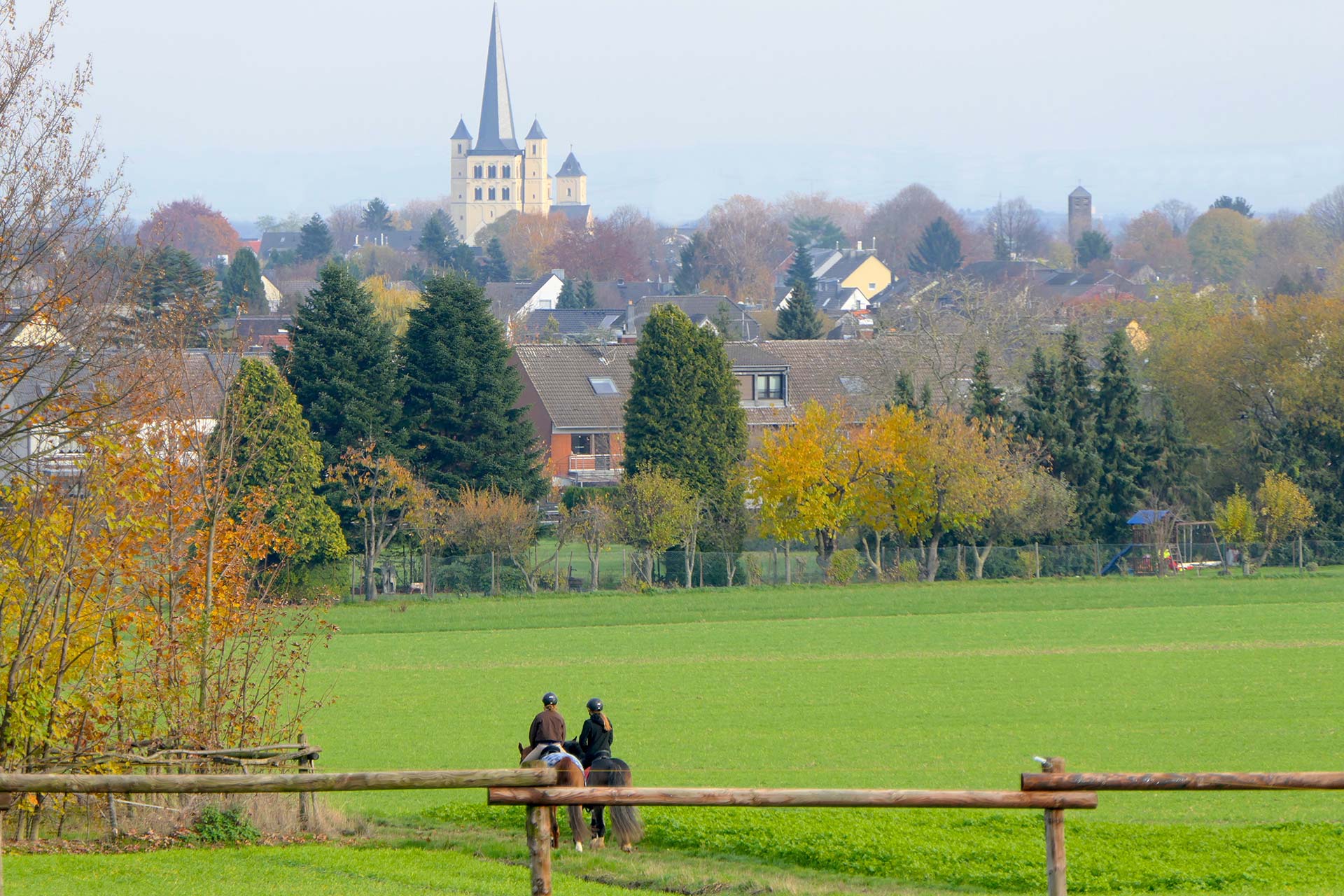 Blick auf Wiesen und Wohngebiete im Verkaufsgebiet Pulheim